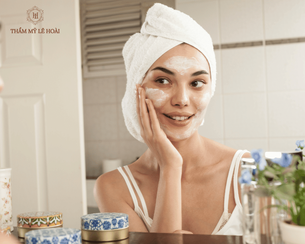 Lam sach co ban khi cham soc da ban dem