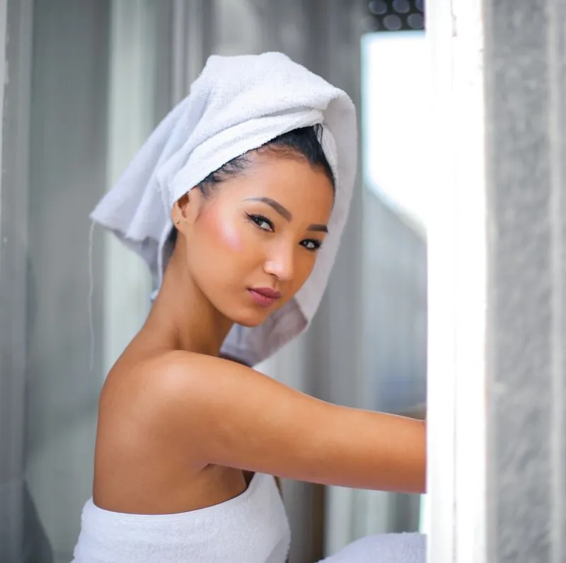 Cô gái quấn khăn trên đầu sau khi rửa mặt buổi sáng