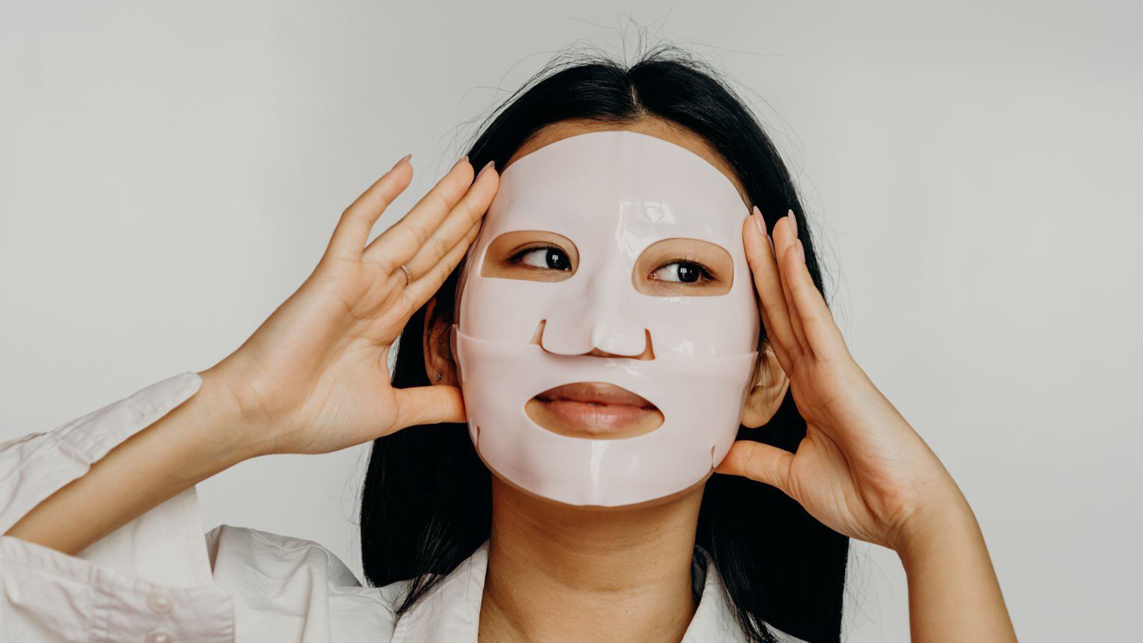 Vì sao tự nặn mụn bọc dễ để lại sẹo Vì sao tự nặn mụn bọc dễ để lại sẹo