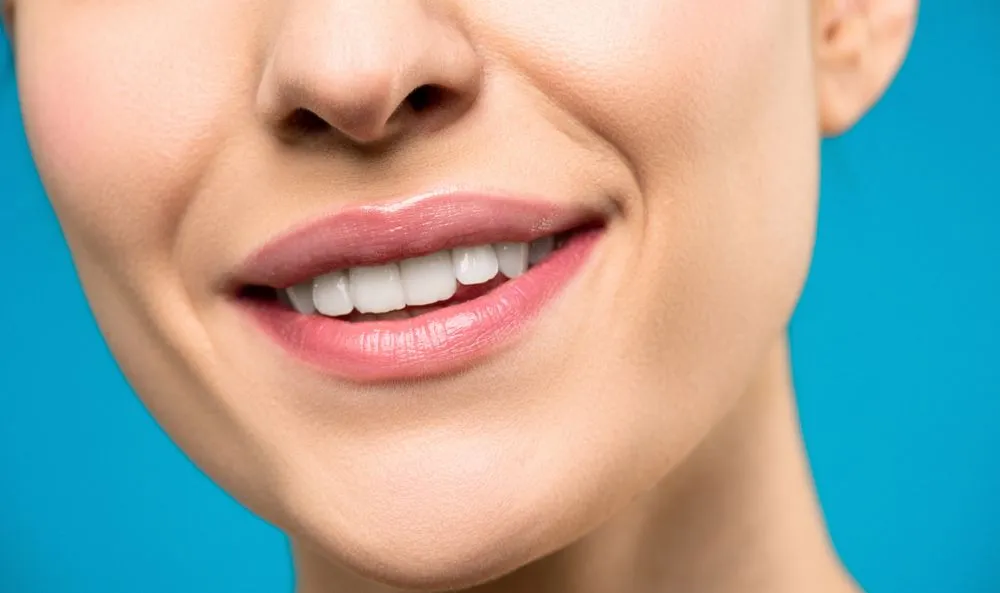 Đôi môi hồng khi cười, cận cảnh