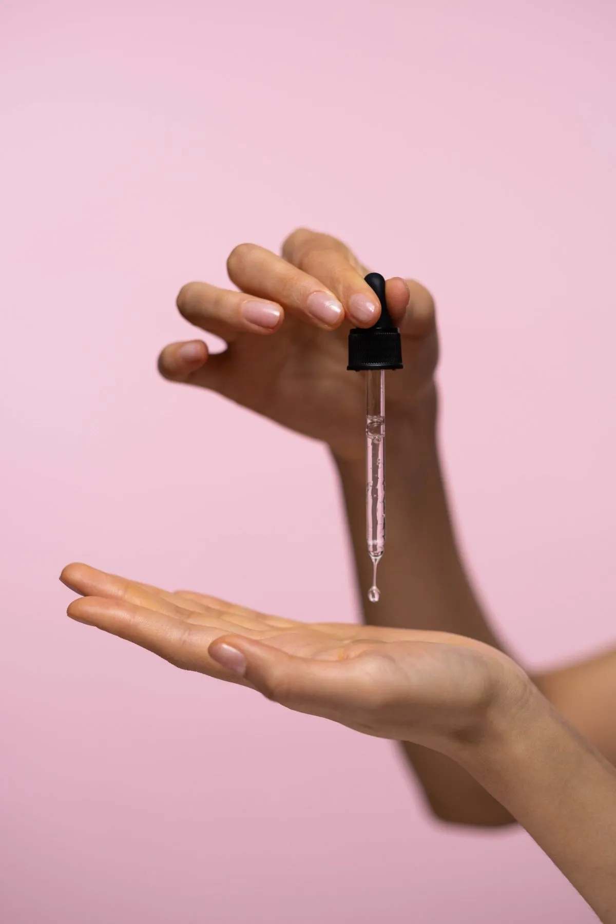 Nhỏ serum bằng ống nhỏ giọt xuống lòng bàn tay